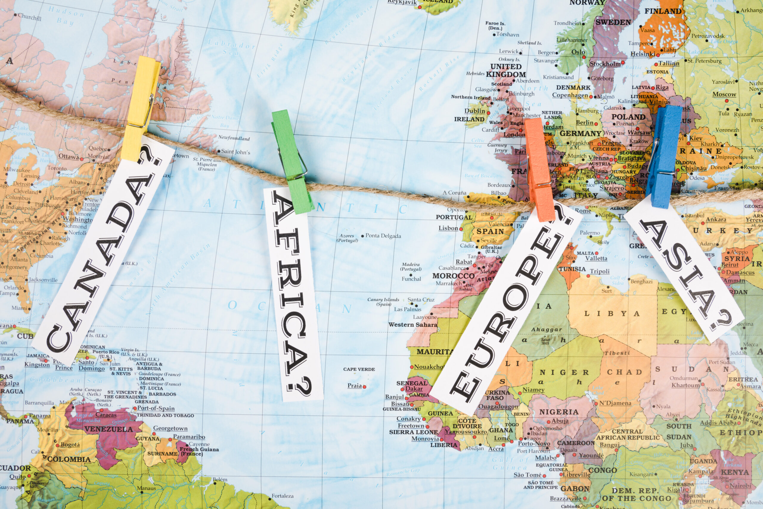 vista-elevada-etiqueta-nombres-diferentes-continentes-pinza-ropa-mapa